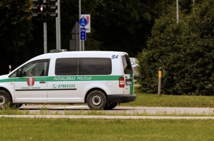 Nospļāvās par policijas brīdinājumu: Vangažos autovadītāja bezkaunība beidzas ar šokējošu ciparu alkometrā