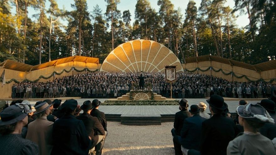 Novembrī uz kinoekrāniem nonāks režisora Martinsona un scenārija līdzautora Īvāna filma "Zeme, kas dzied"