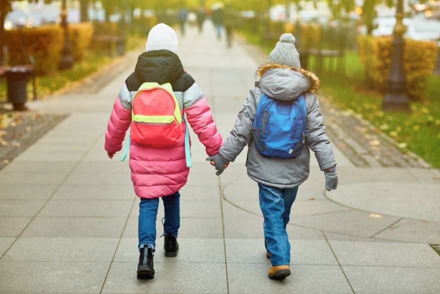 Obligātais mājasdarbs vecākiem līdz 1. septembrim: Kā droši sagatavot bērnu skolai?