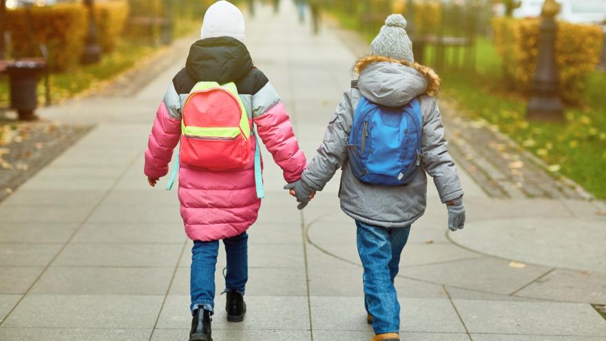 Attēls rakstam: Obligātais mājasdarbs vecākiem līdz 1. septembrim: Kā droši sagatavot bērnu skolai?