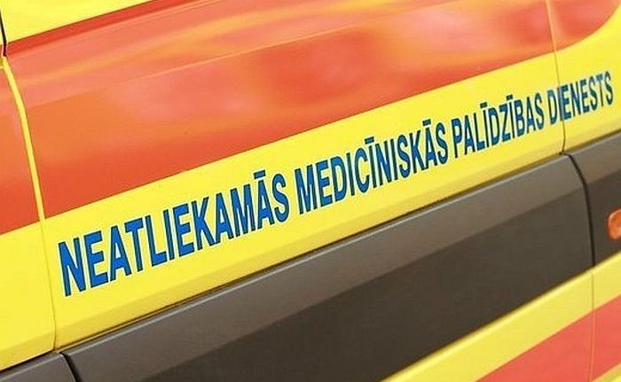 Ogres novadā vieglā auto un mikroautobusa sadursmē viens cietušais