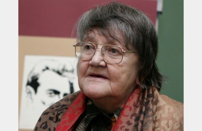 Ojāra Vācieša dzīvesbiedres pelnu urnu guldīs Carnikavas kapos  