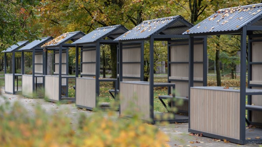 Olainē izvietotas astoņas jaunas tirgus nojumes