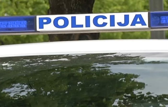 Olainē mikroautobuss ietriecas kokā, cieš trīs pasažieres (papildināta)