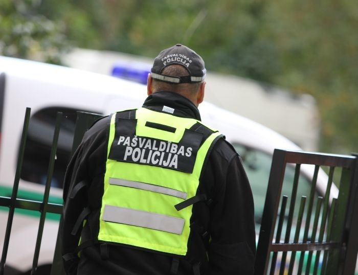 Olainē no vilciena izsēdina agresīvu bezbiļetnieku