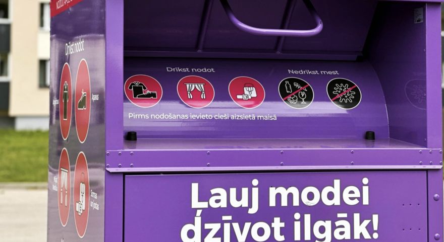 Olaines iedzīvotāji apjukuši - sakrāmējuši bērnu drēbes, kas kļuvušas par mazu, bet sarkano tekstila konteineru pilsētā vairs nav