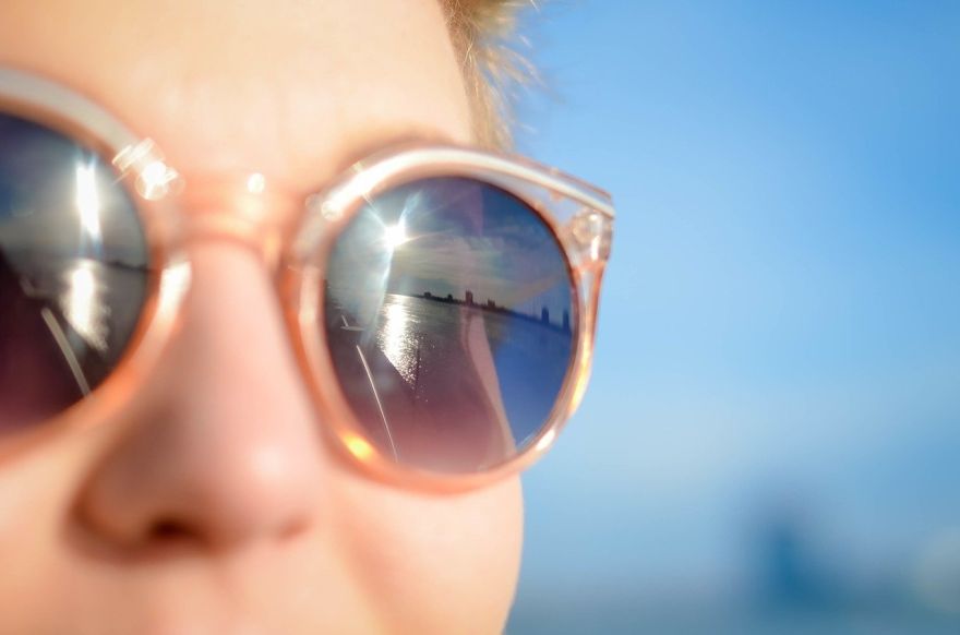 Optometriste: Nepiemērotas saulesbrilles kaitē, nevis aizsargā