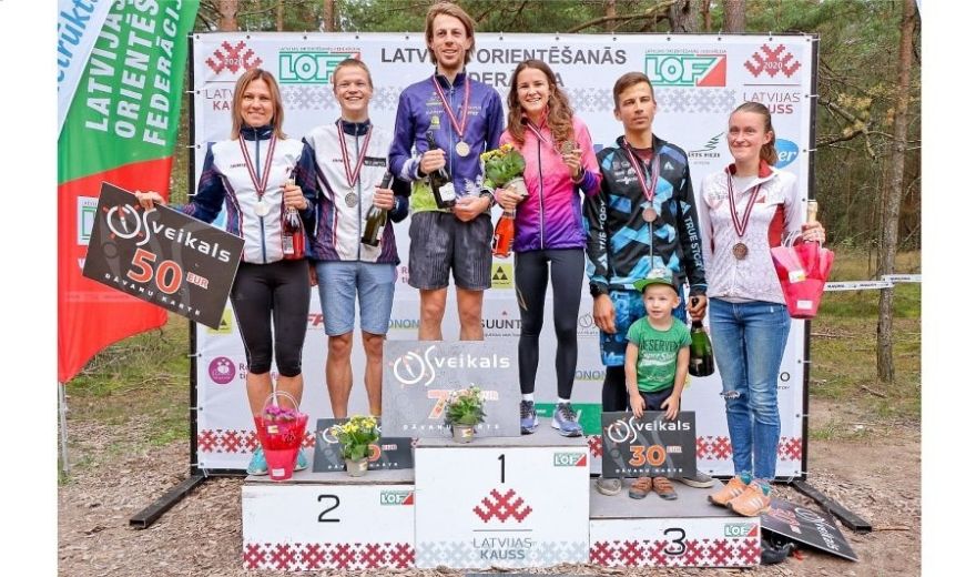 Orientieristiem Grosbergai un Zērnim divas zelta medaļas Latvijas čempionāta posmos Carnikavas novadā