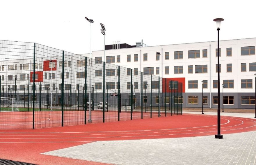 Pabeigti Mārupes pamatskolas jaunā korpusa un sporta laukuma būvniecības darbi