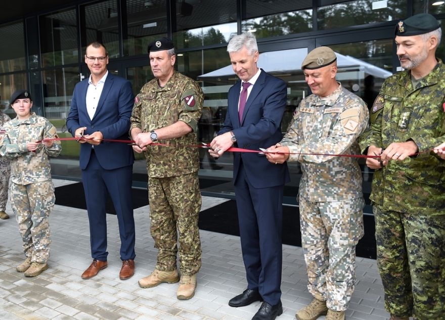 Pabriks: Par Ādažu bāzes jauno sporta kompleksu citās sabiedroto un NATO bāzēs var tikai sapņot