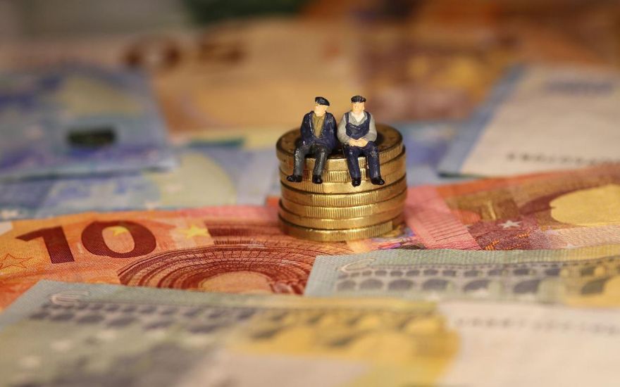 Pagājušā gada beigās Latvijā bija 11 200 izdienas pensiju saņēmēji