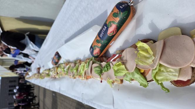 Attēls rakstam: Pagatavota 40,5 metru gara sviestmaize, pārspējot līdzšinējos rekordus