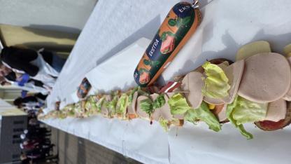 Attēls rakstam: Pagatavota 40,5 metru gara sviestmaize, pārspējot līdzšinējos rekordus