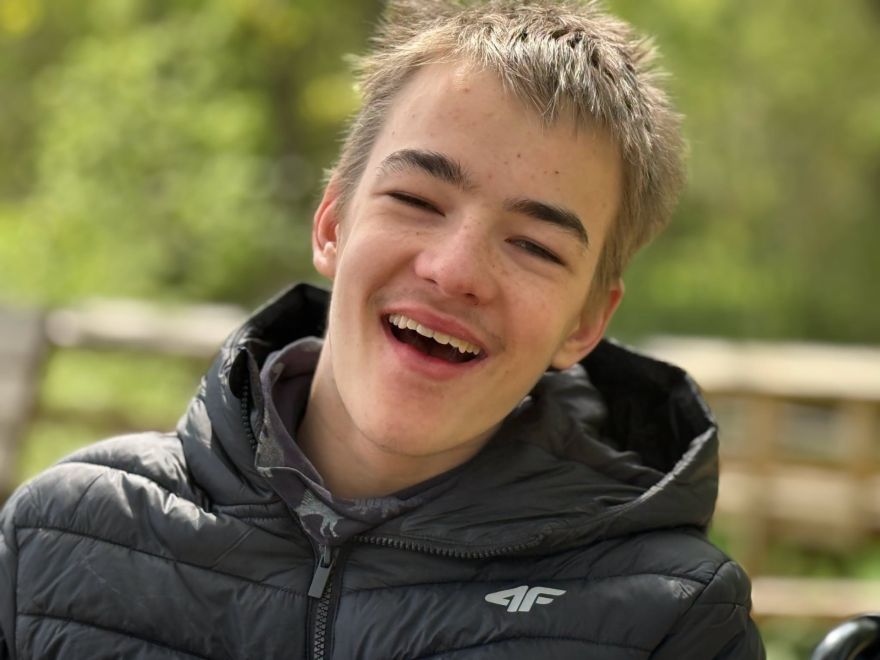 Palīdzēsim 15 gadus vecajam Emīlam no Saukrastiem saglabāt spēju stāvēt!