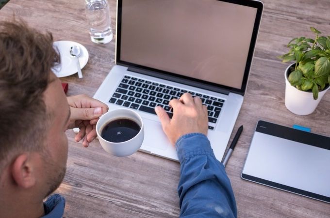 Par internetveikalā nopirktu kafiju un bezalkoholiskajiem dzērieniem varētu būt jāmaksā akcīzes nodoklis