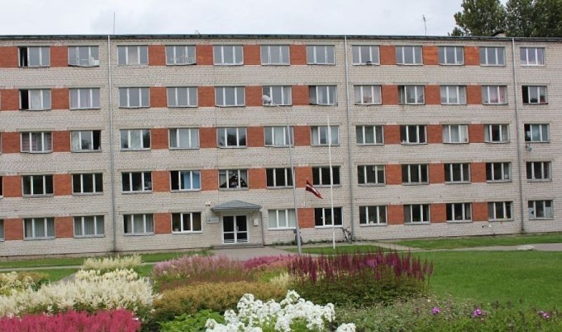 Par Jūrmalas Alternatīvās skolas vadību lems tikai pēc kriminālprocesa izbeigšanas pret atstādināto direktoru