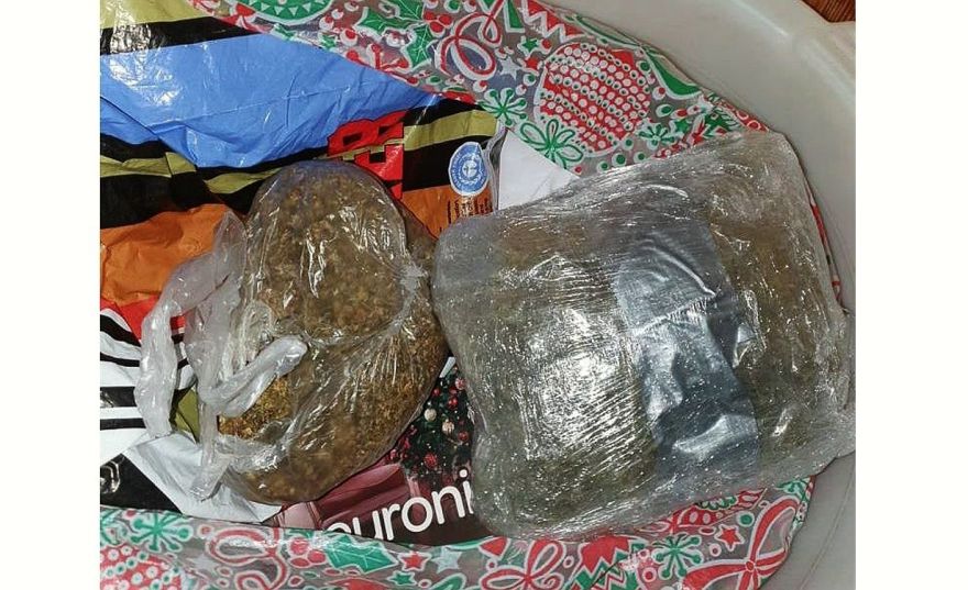 Par narkotisko vielu glabāšanu policija aizturējusi vīrieti; izņemtas dažādas narkotiskās vielas un 13 tūkstoši eiro