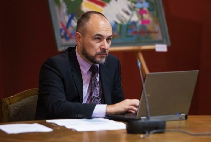 Parādnieks: Ieviešot jaunu pabalstu kārtību, pārliecinošam vairākumam ģimeņu ienākumi pieaugtu, citām – nedaudz saruktu