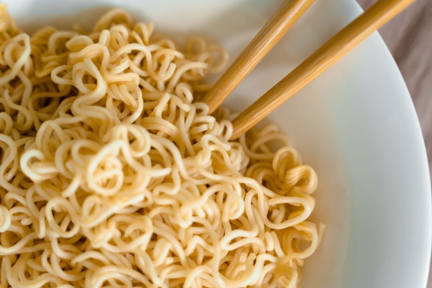 Pārbaudi savu pieliekamo! Populārās ātri pagatavojamajās nūdelēs konstatēta salmonella