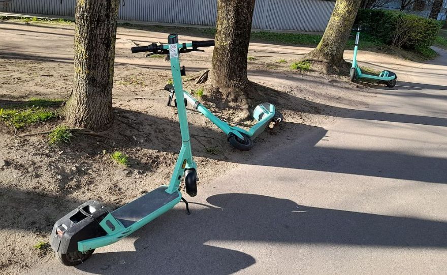 Pārgalvība, reibums un risks: kāpēc elektroskrejriteņu braucieni beidzas ar traumām