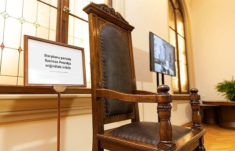 Parlamentā atgriezies starpkaru perioda Saeimas Prezidija oriģinālais krēsls