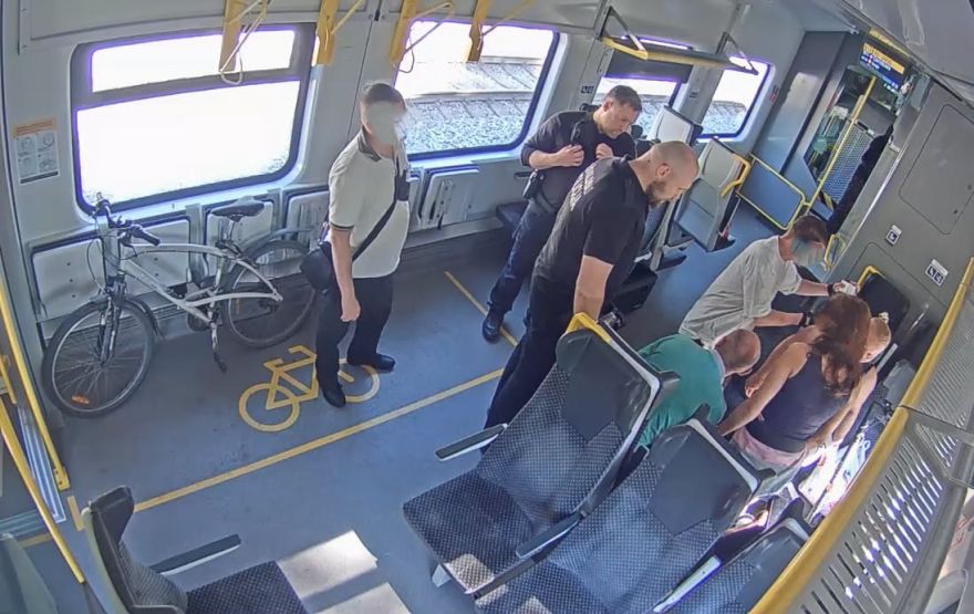 Pasažieru pacietības mērs bija pilns - vilcienā Ādažos nācies saukt policiju