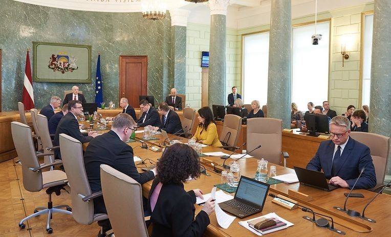 Pašizolāciju ievēros deviņi no 13 ministriem