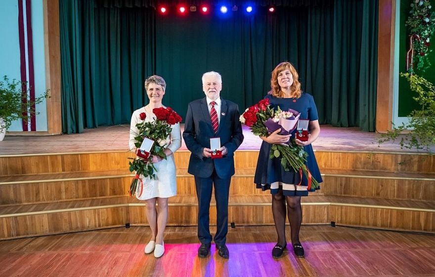 Pasniedz apbalvojumu "Ķekavas novada Goda pilsonis"