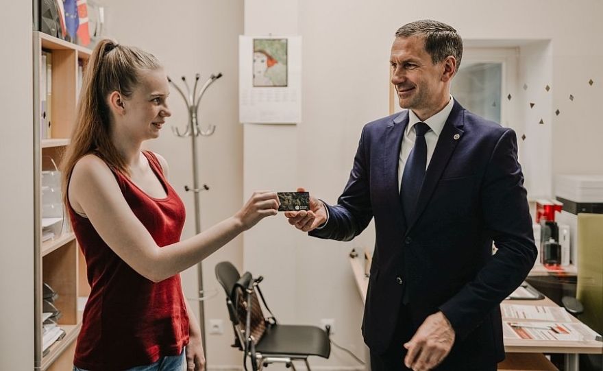 Pasniegtas pirmās Siguldas ID kartes Krimuldas novadā