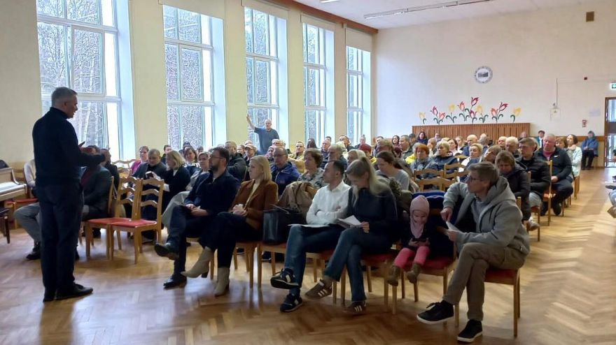 Pašvaldība un Vangažu iedzīvotāji meklē risinājumu šķiroto atkritumu savākšanas laukuma lietā