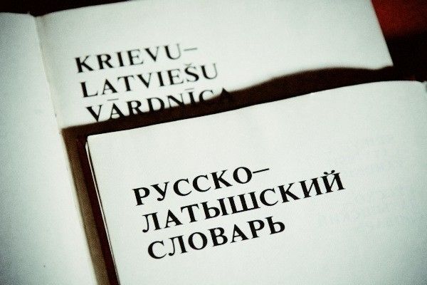 Pašvaldības uzspiež informāciju svešvalodā; valsts valodu joprojām neprot daudzi deputāti