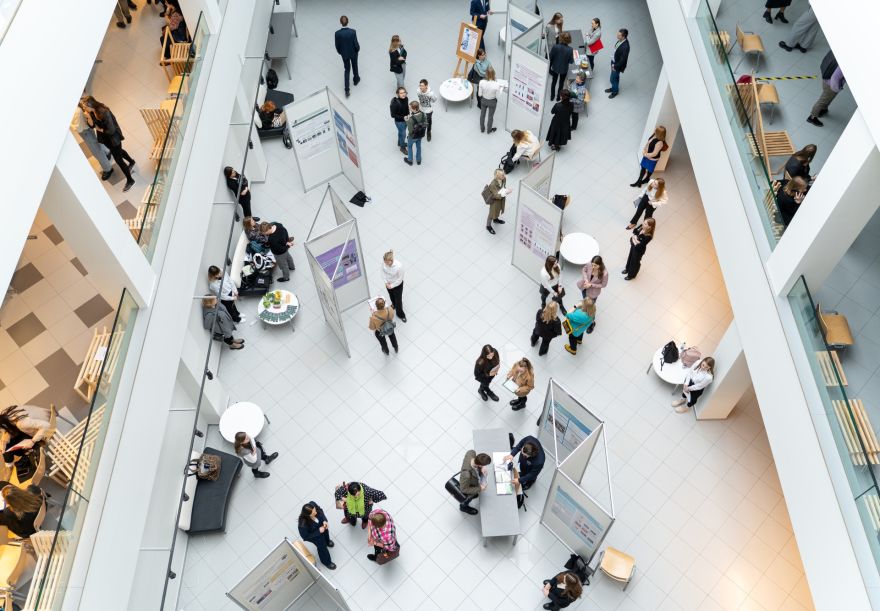 Pat seniori sēžas skolas solā un pierāda — zināšanām nav vecuma