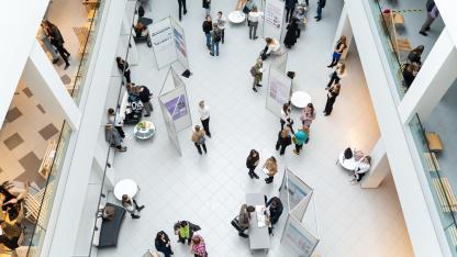 Attēls rakstam: Pat seniori sēžas skolas solā un pierāda — zināšanām nav vecuma