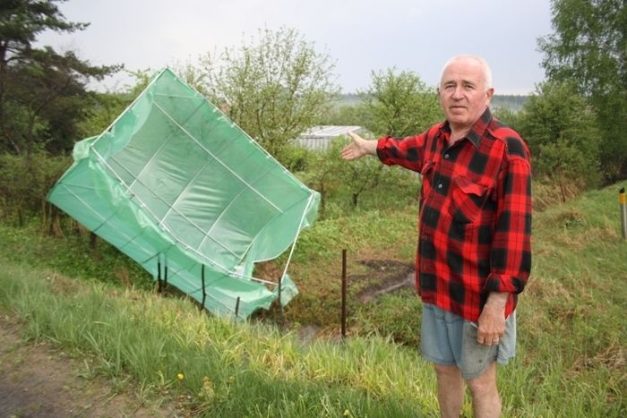 Pēc vētras Sauriešos mazdārziņā atrod vēja atnestu siltumnīcu