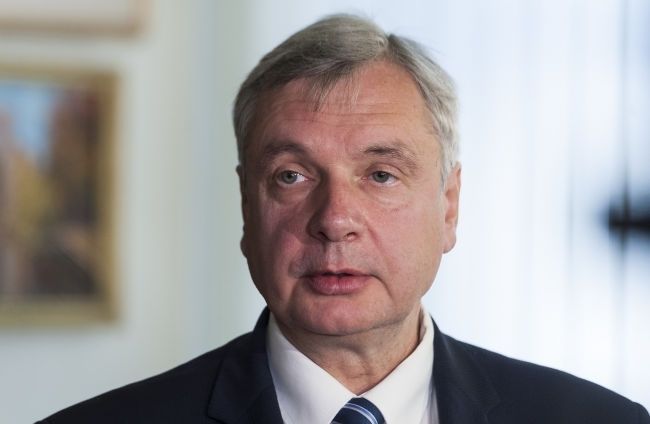 Pedagogu minimālo atalgojumu septembrī varētu pacelt par 30 eiro, taču turpmākais pieaugums radot bažas