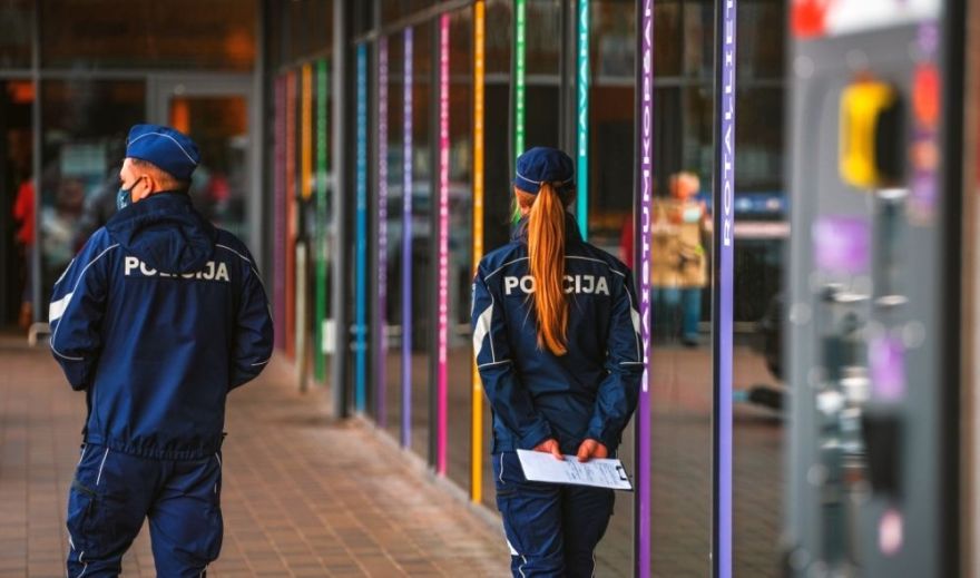 Pēkšņo pārbaužu laikā policisti fiksējuši klajus epidemioloģiskās drošības pārkāpumus
