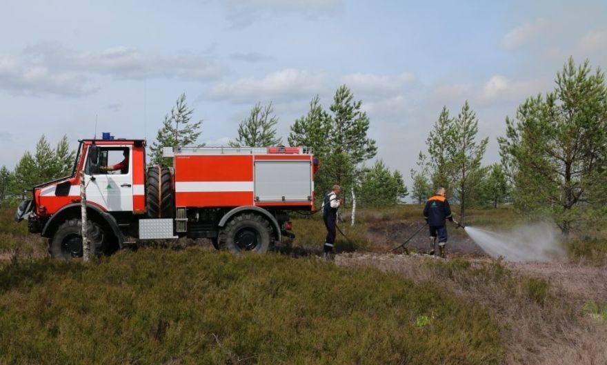 Pemmes purvā turpinās gruzdēšanas un atkārtotu liesmu novēršana