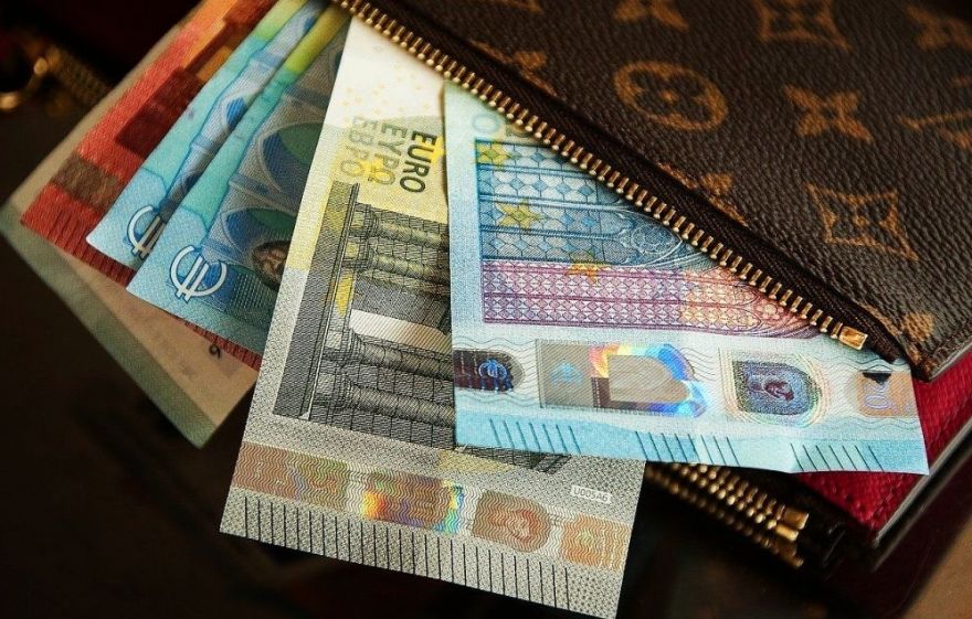 Pērn 78% iedzīvotāju uzskatīja, ka Latvijā ir pārāk mazas algas