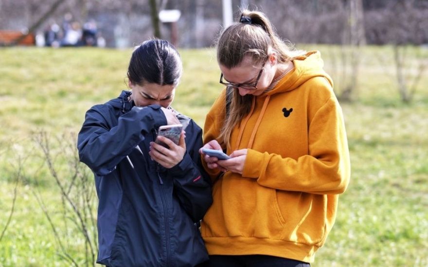 Pētījums: Jaunieši sociālajos medijos biežāk ir novērotāji, retāk publicē savu saturu