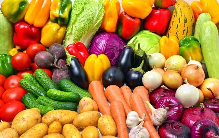 Pētījums: Rīgas lielveikalu ķēdēs gada laikā būtiski pieaugušas vairāku augļu un dārzeņu, kā arī miltu un gaļas produktu cenas
