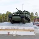Attēls rakstam: Pie Ādažu militārās bāzes top "militarizētās tēlniecības kompozīcija" ar kāpurķēžu bruņumašīnu