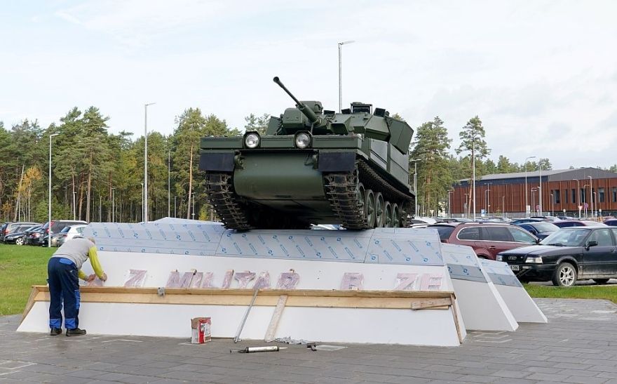 Pie Ādažu militārās bāzes top "militarizētās tēlniecības kompozīcija" ar kāpurķēžu bruņumašīnu
