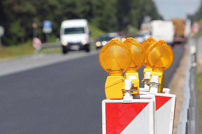 Pie Allažmuižas apgāzies kravas auto kavē satiksmi uz Rīgu