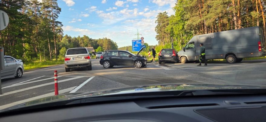 Pie Baltezera atkal avārija: autovadītāji turpina ignorēt ceļa zīmes