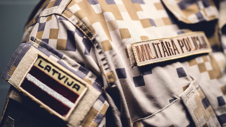 Pie Baltezera uzliesmo auto ar trim cilvēkiem salonā; iesaistās Militārā policija