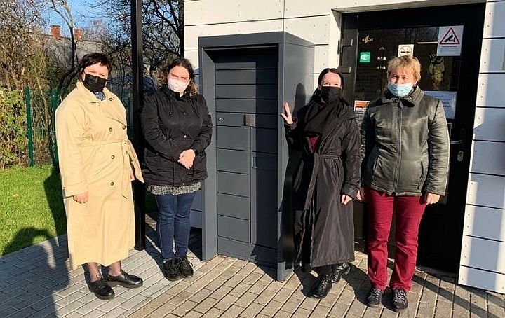 Pie Inčukalna bibliotēkas uzstādīts grāmatu pakomāts