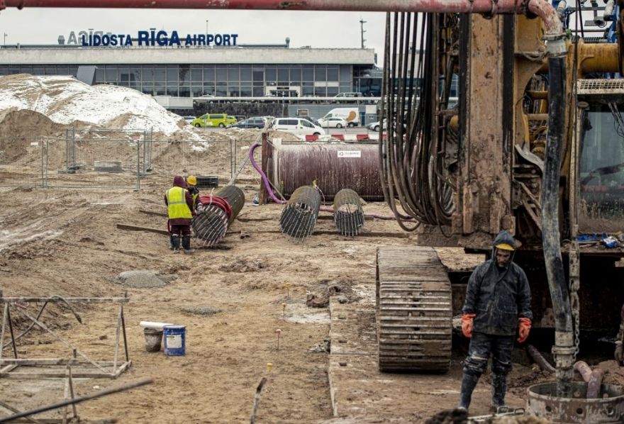 Pie lidostas "Rīga" top "Rail Baltica" stacijas dzelzsbetona konstrukcijas un dzelzceļa estakādes pamati