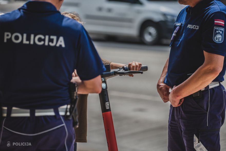 Pie skolas Upesciemā uz gājēju pārejas notriekts bērns