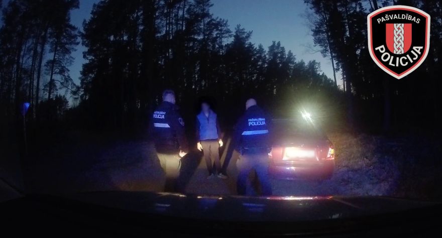 Pie stūres bez tiesībām. Nakts reidā pie Ulbrokas atklāj nepilngadīgu autovadītāju
