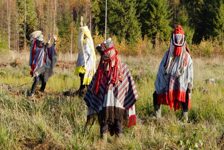 Pieci aktieri, koris un Latvijas putni: Jūrmalā skatāma dokumentālā filma "Visi putni skaisti dzied"